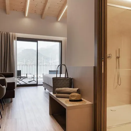 Dorato Marina - Lakefront Hotel